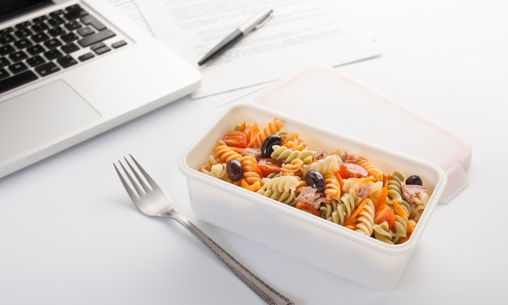 ¿Comes en el trabajo? Consejos para preparar un tupper sano y diferente