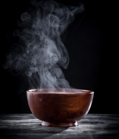 87205045-vapor-de-sopa-caliente-en-un-tazon-de-sopa-con-humo-sobre-fondo-negro-1