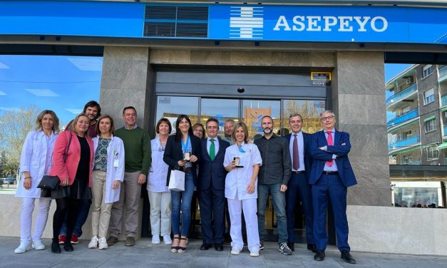 Dos compañeras del centro asistencial de Toledo celebran 25 años en la casa