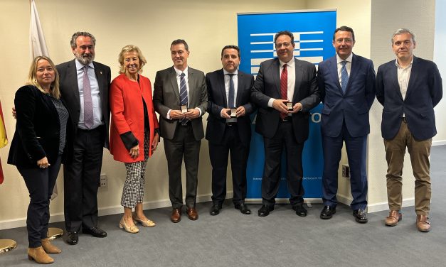 Castilla y León entrega a tres de sus directores las insignias por sus 25 años con nosotros