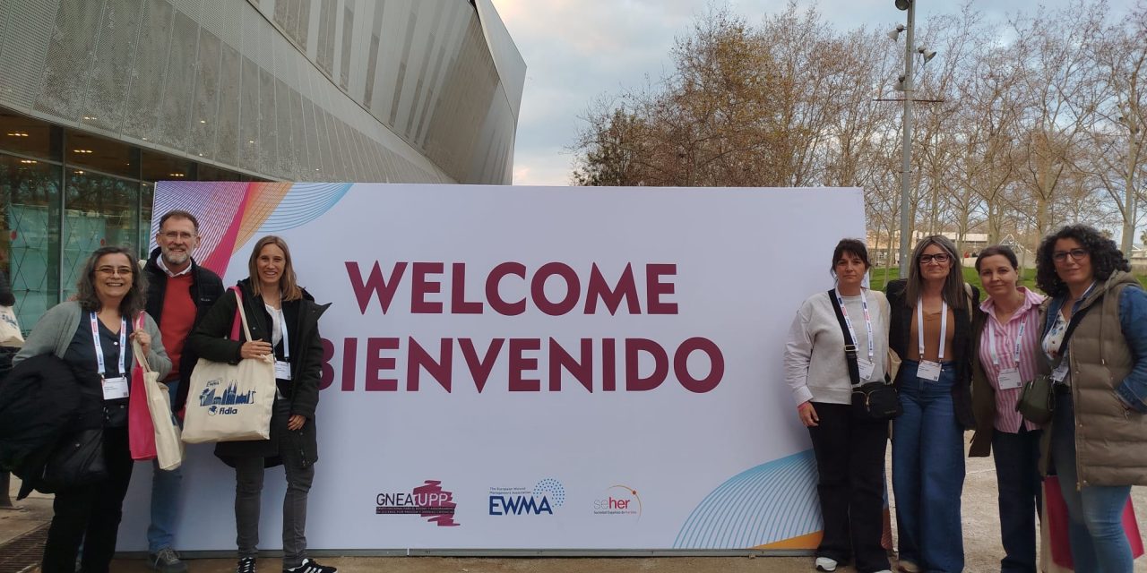 Los ganadores del Certamen de casos clínicos del cuidado de heridas disfrutan de su premio